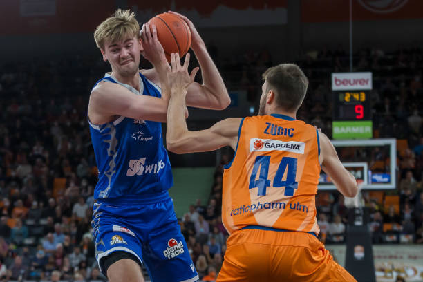 不断调整自 不断调整自